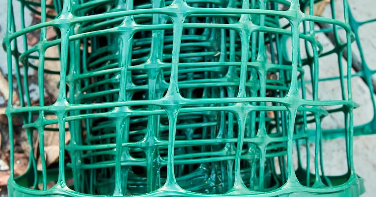 Clôture de jardin flexible en plastique vert à motif carré, enroulée