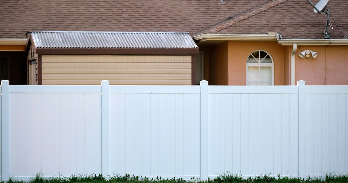 Clôture en PVC blanc pour protéger et préserver l'intimité de l'arrière-cour