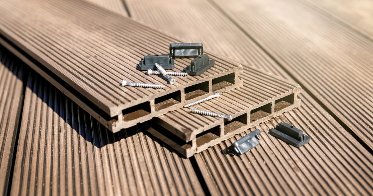 Pose d'une clôture en bois composite